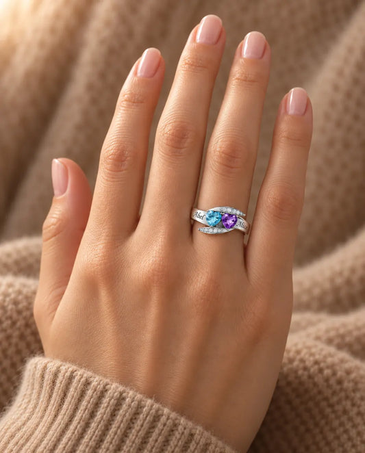 Anello con 2 Pietre Portafortuna e 2 Nomi - anello di coppia a fasce incrociate con cuori - indossato alla mano
