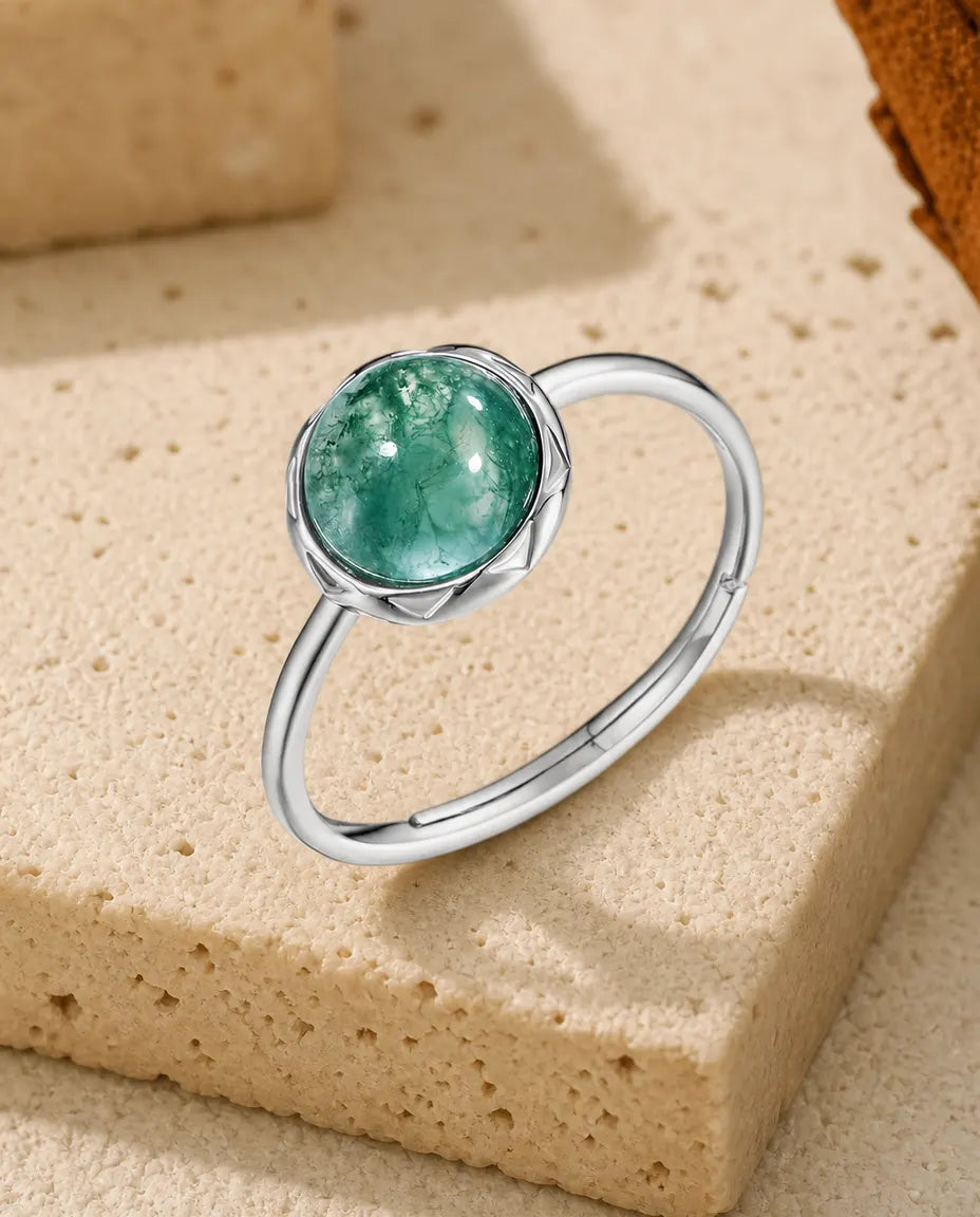 Anello Agata Muschiata – Cabochon Tondo, Castone a Petali, Fascia Aperta Regolabile, Argento 925