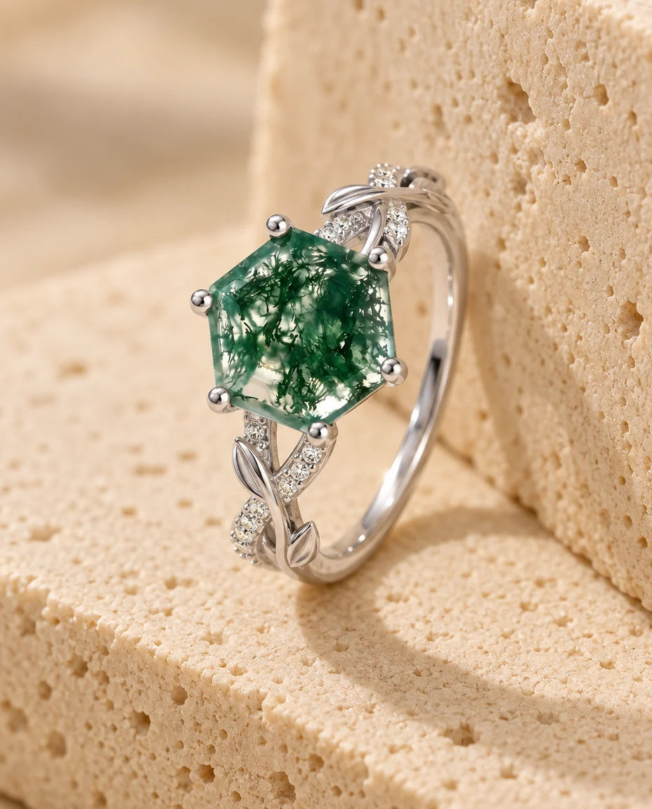 Anello Agata Muschiata Esagonale 8 mm - esposto su un blocco di travertino