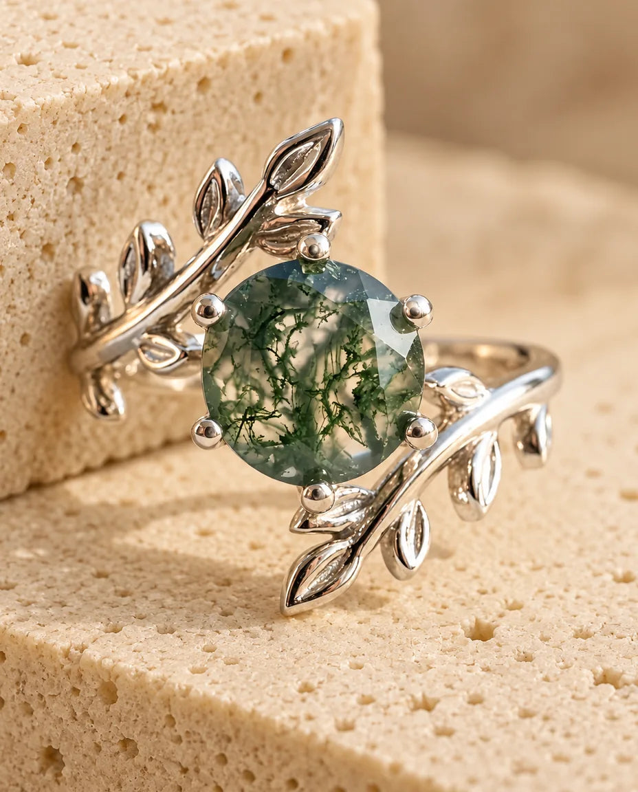 Anello Agata Muschiata - esposto su un blocco di travertino