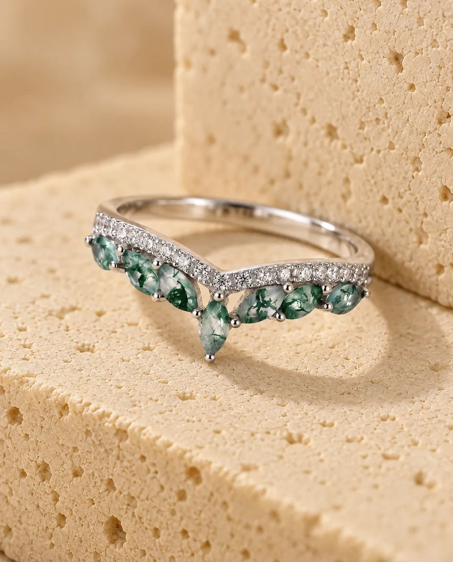 Anello Agata Muschiata Marquise a Chevron - esposto su un blocco di travertino