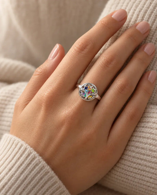 Anello Albero della Vita con 9 Pietre Portafortuna - anello di famiglia con incisione interna - indossato alla mano