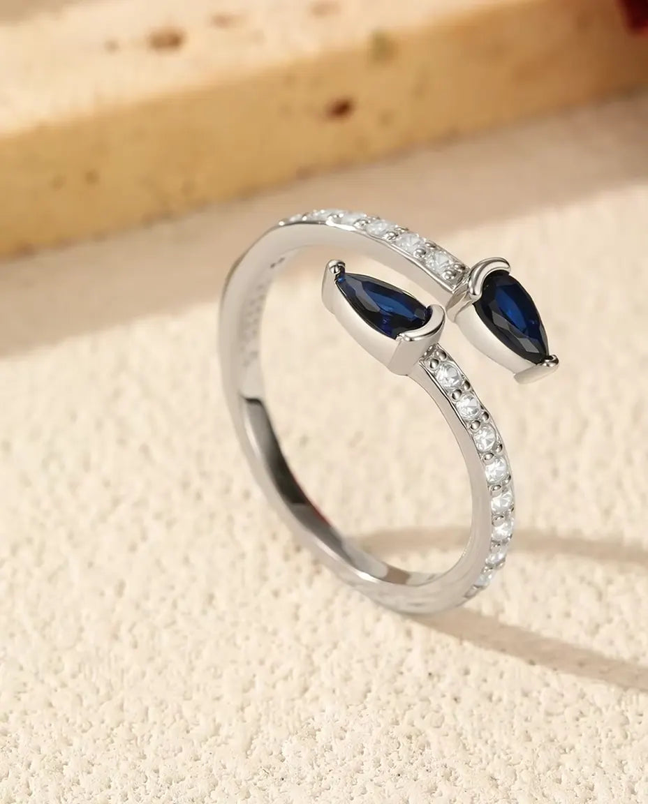 Anello Aperto con Gocce Blu - due pietre taglio goccia 3 x 5 mm su fascia in pavé, argento 925, regolabile
