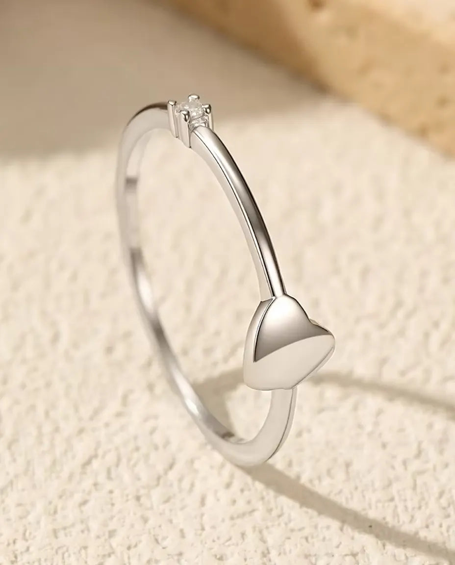 Anello con cuore - cuore lucido da 5 mm e moissanite colore D da 1,5 mm su fascia da 0,8 mm in argento 925, misure 5-9