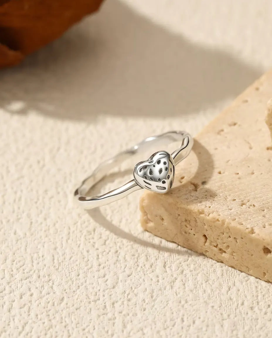 Anello cuore testurizzato - cuore bombato di 6 mm a puntini su fascia sottile, argento 925 massiccio, misure US 5-9