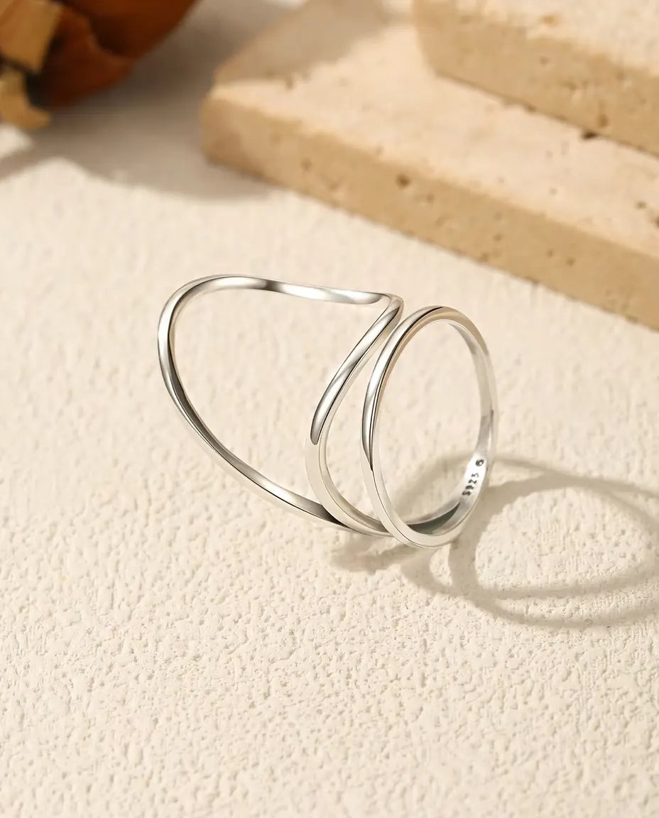 Anello Doppia Linea Aperta in Argento 925 - visto di tre quarti, con il gambo in vista