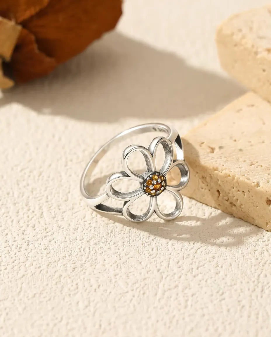 Anello fiore aperto - petali a giorno attorno a un cuore pavé arancio in argento 925 massiccio, misure US 5-9