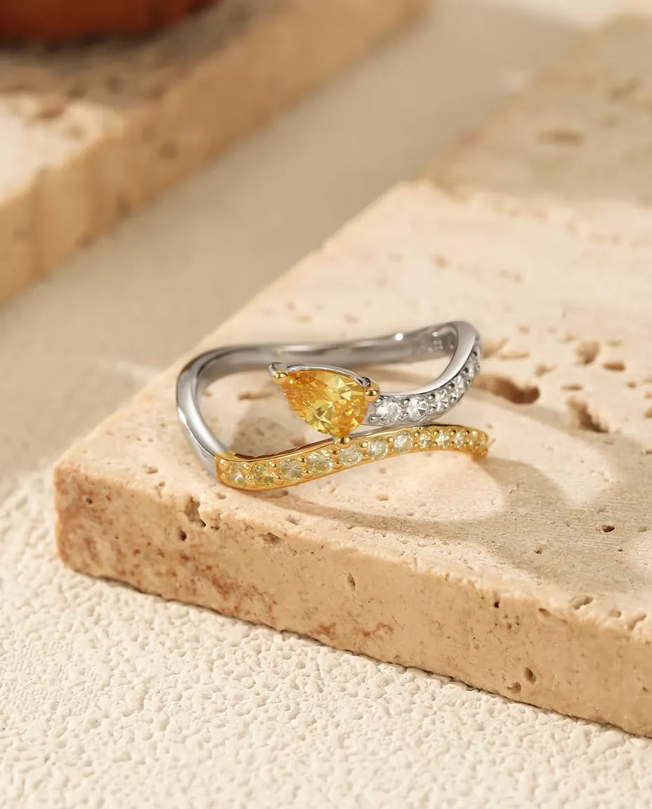 Anello Incrociato Bicolore - goccia gialla dove due fasce pavé si incrociano, misure 5-9, argento 925