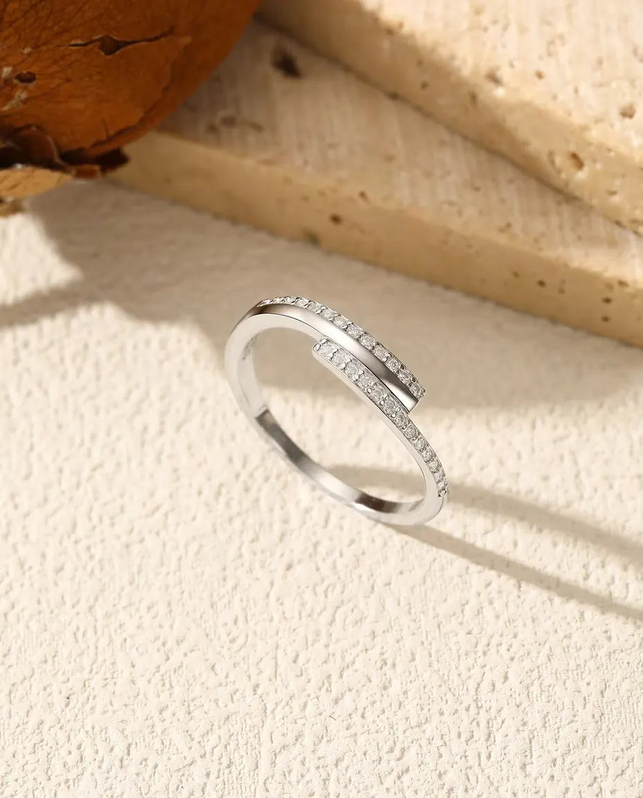 Anello incrociato pavé con moissanite - ventisei pietre colore D / VVS1 su fascia da 1,4 mm, argento 925