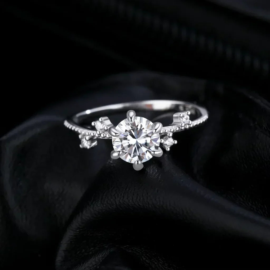 Anello Moissanite 1 Carato con Montatura a Fiore Sei Griffe in Argento 925, Anello di Fidanzamento