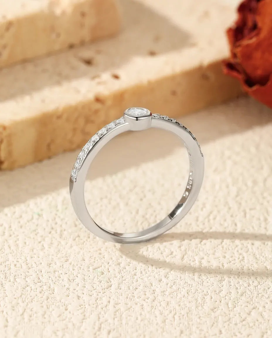 Anello Moissanite 0,1 ct colore D con castone chiuso, argento 925, fedina sottile impilabile per donna