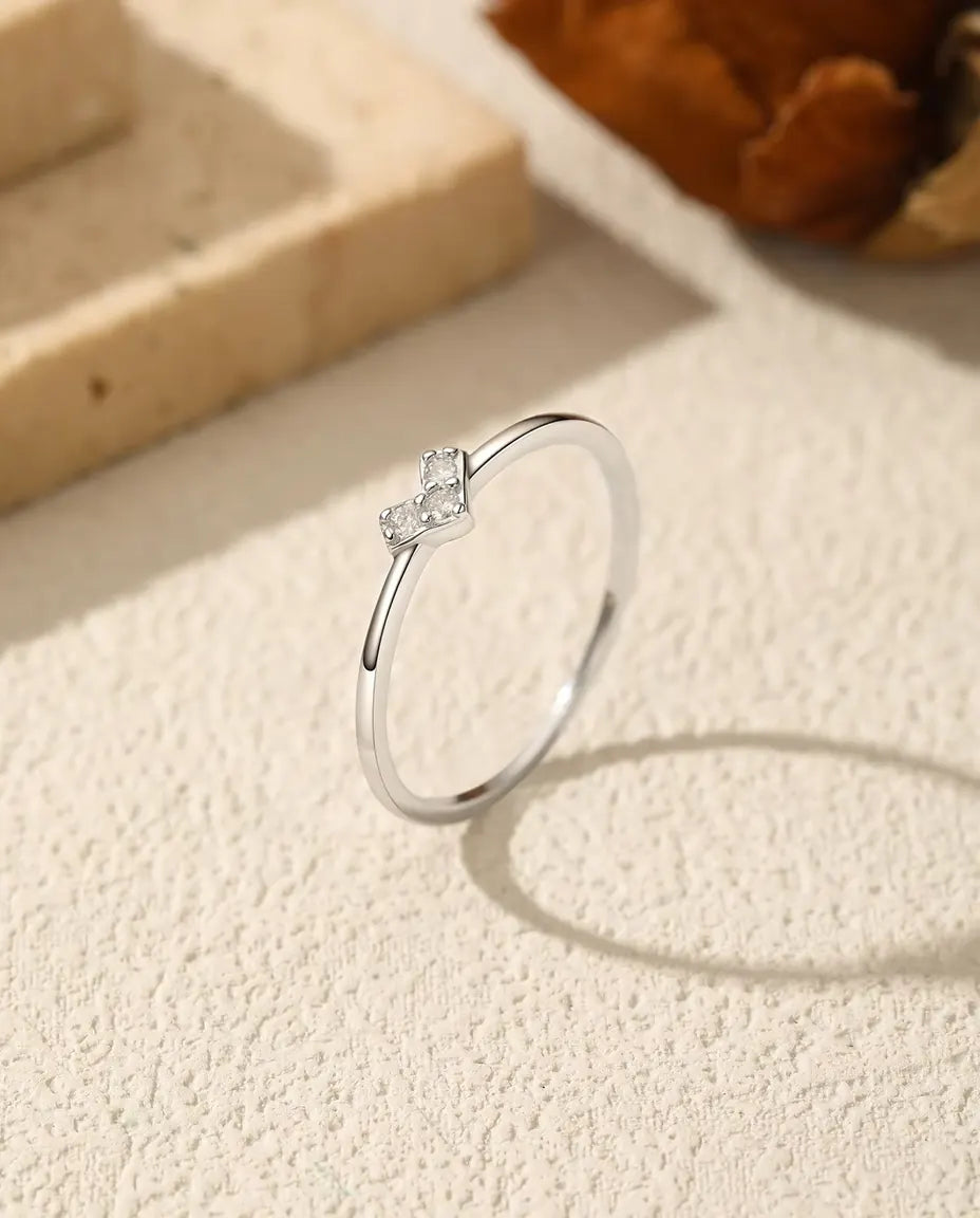 Anello a V con moissanite - tre pietre tonde da 1,5 mm a chevron su fascia sottile in argento 925, misure 5-9