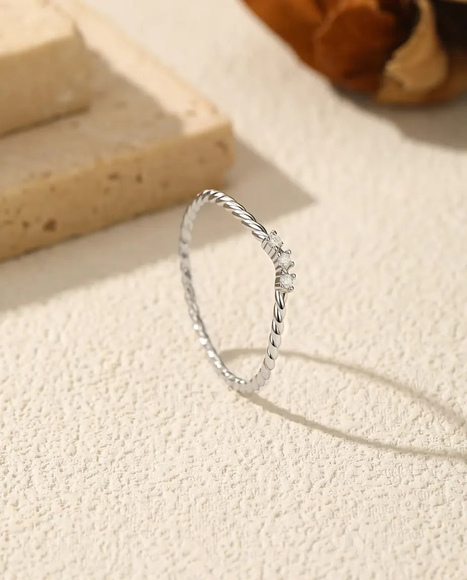 Anello Moissanite cordonato – tre pietre colore D su una fascia intrecciata da 1 mm, in argento 925, misure 5-9