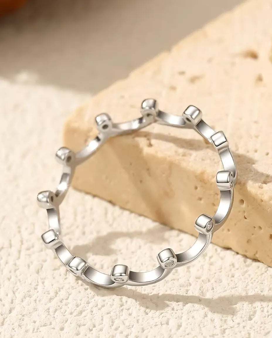 Anello di moissanite a corona – dodici pietre a castone su fascia da 3,2 mm, argento 925, misure 5-9