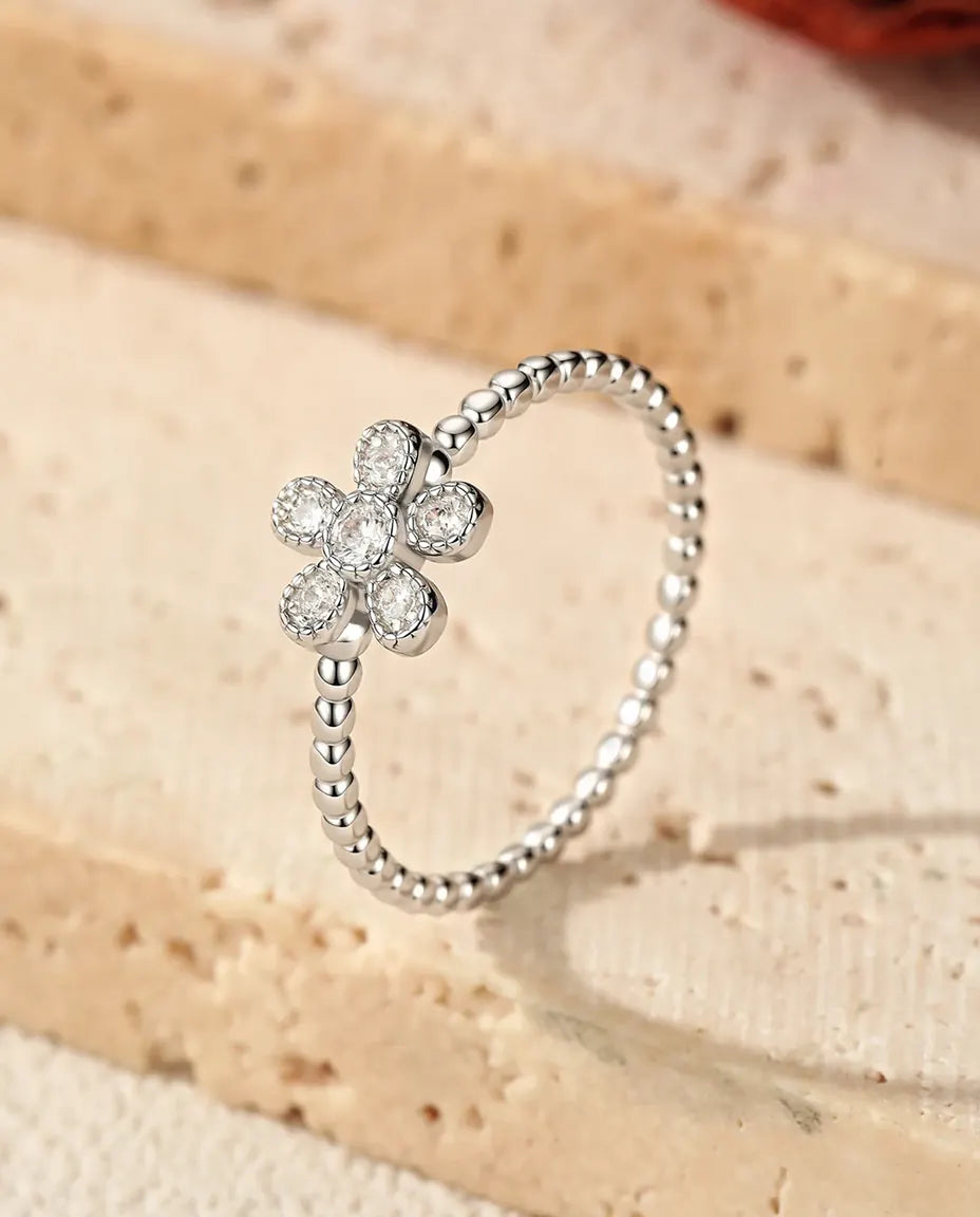 Anello Moissanite a Fiore Pavé – 5 Pietre Colore D VVS su Fascia Perlinata, Argento 925