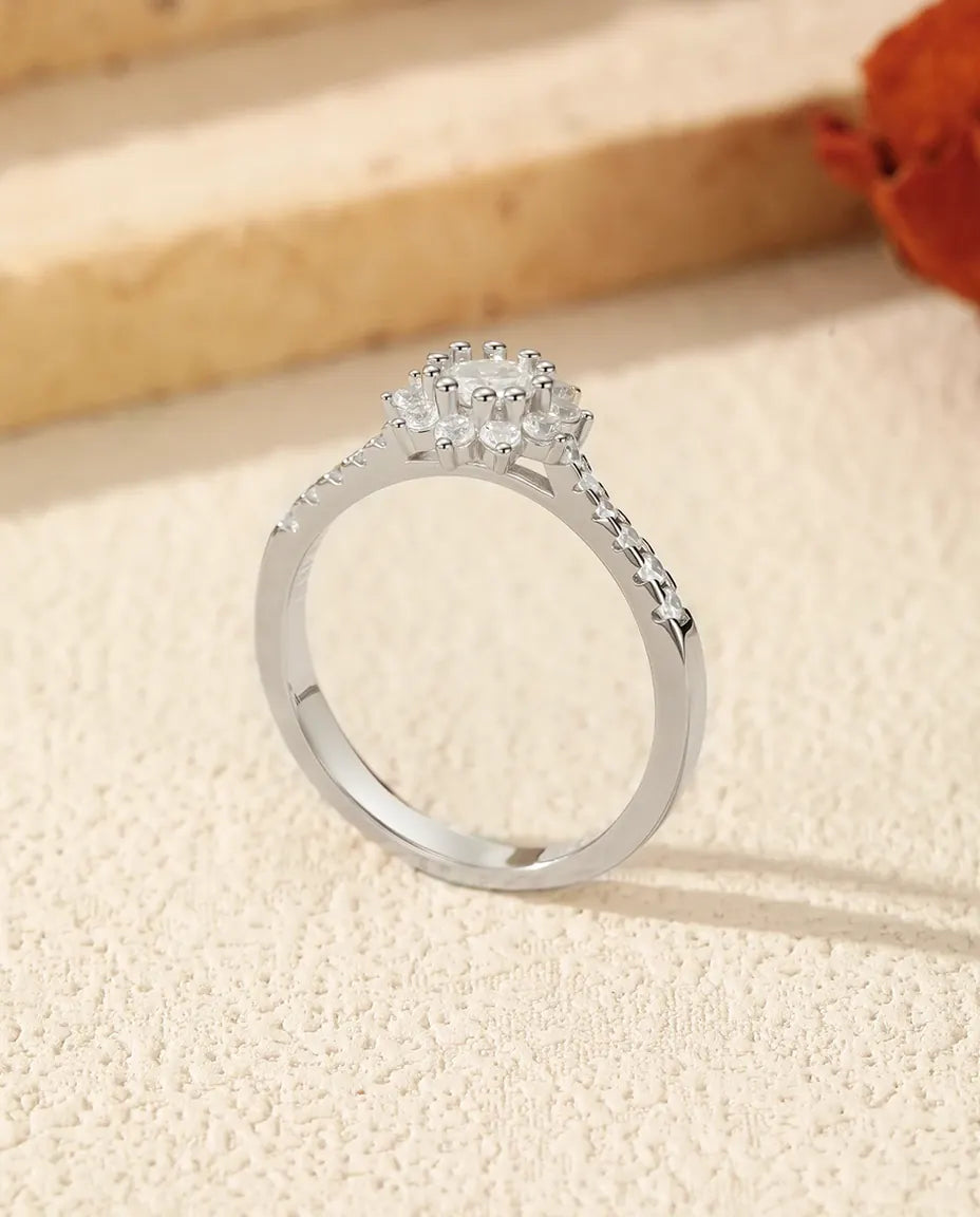 Anello Moissanite Halo a Fiore – Pietra Tonda 0,3 ct Colore D in Argento 925 per Donna