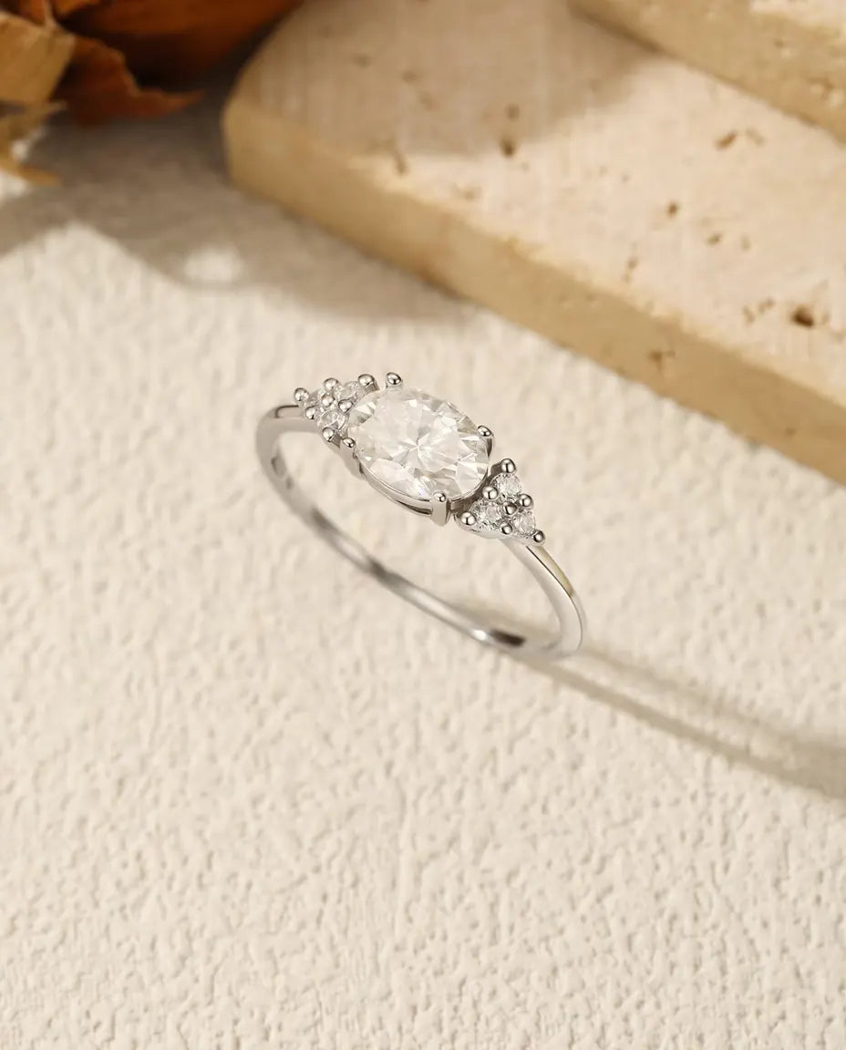 Anello con Moissanite Ovale – 1 carato colore D purezza VVS in argento 925, zirconi sulle spalle, misure 5-9