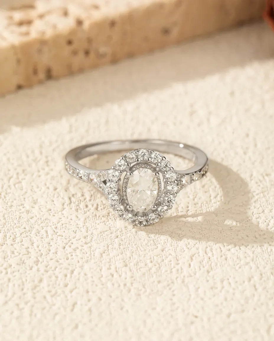 Anello Moissanite Ovale 0,5 ct con Doppio Halo e Fascia Pavé, Argento Sterling 925