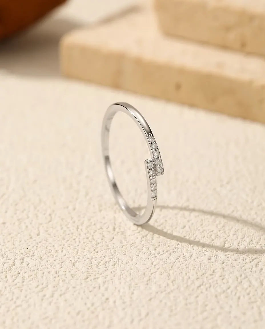 Anello Moissanite a pavé sfalsato – fascia sottile da impilare con 10 pietre colore D in argento 925, misure 5-9