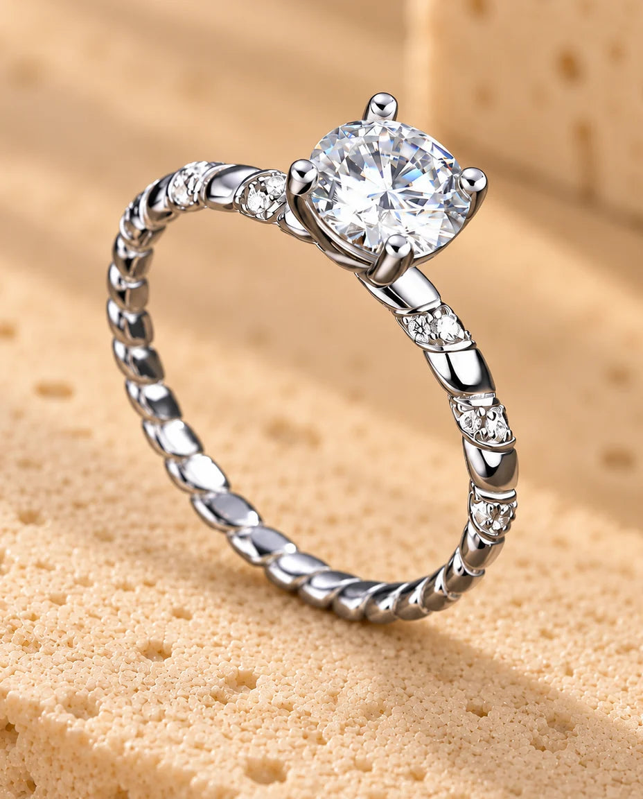 Anello Moissanite solitario intrecciato 1 carato in argento 925 - esposto su un blocco di travertino