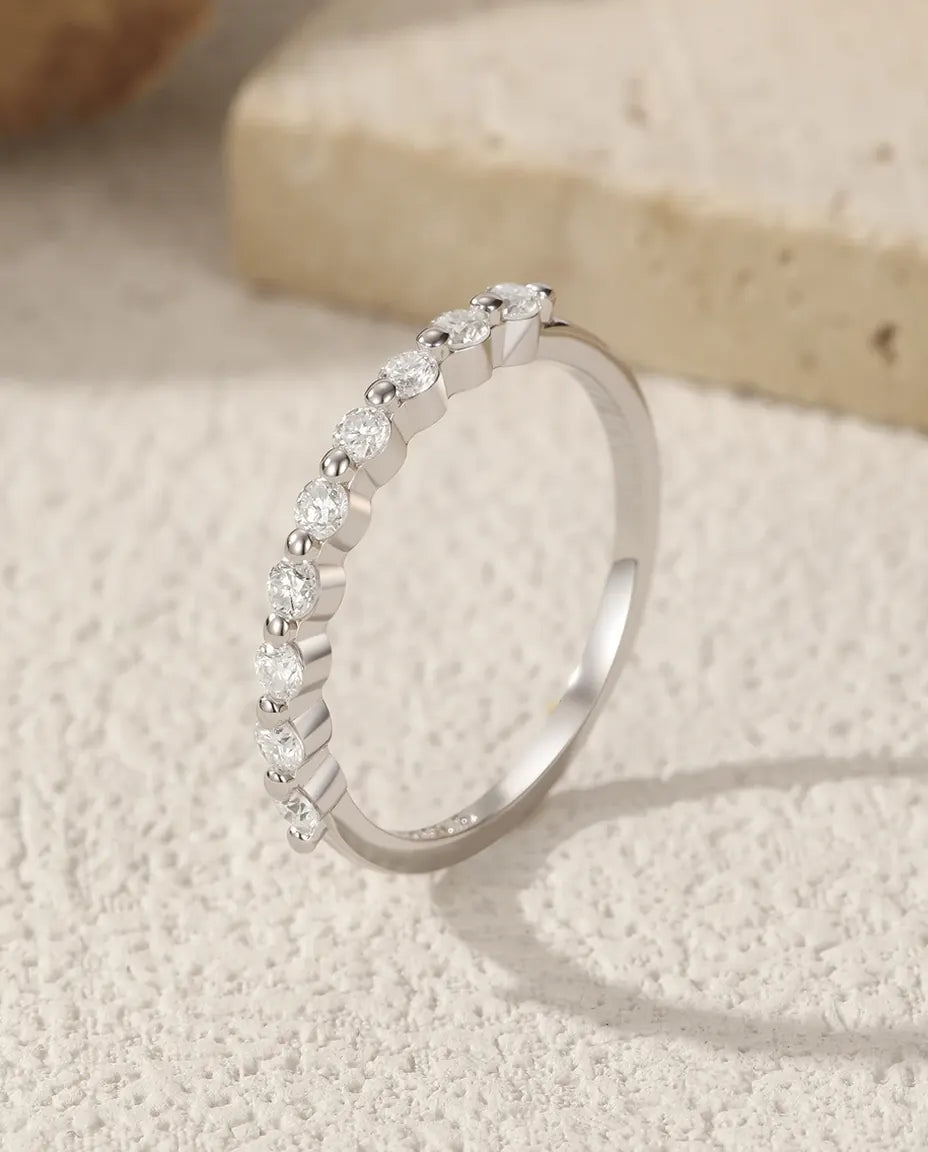 Anello Moissanite Sottile Impilabile – Mezza Eternity Pavé Colore D in Argento 925