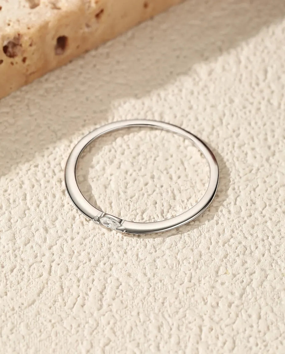 Anello Moissanite Sottile – Pietra Marquise Colore D Incastonata Bassa, Argento 925, Fedina Minimal Donna