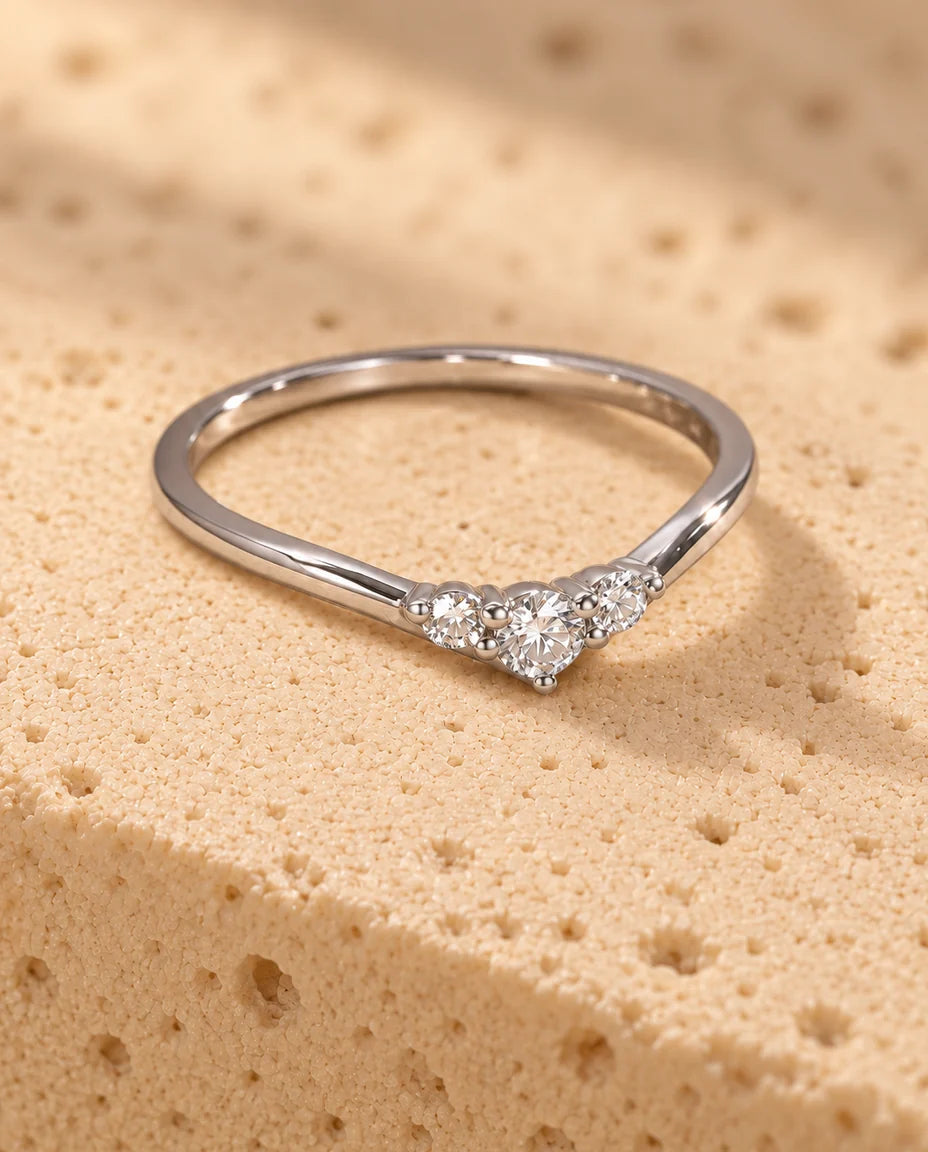 Anello Moissanite Tre Pietre - vista di tre quarti