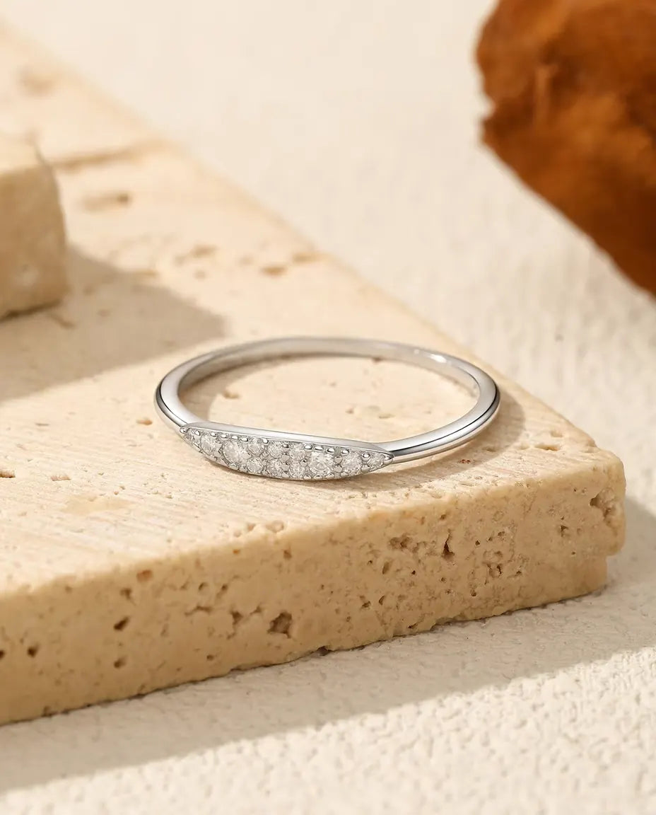 Anello pavé affusolato con moissanite - dodici pietre colore D / VVS1 su 12 mm, argento 925, misure 5-9