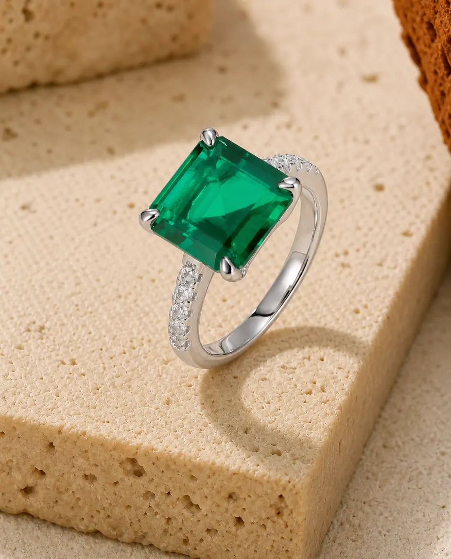 Anello Smeraldo Quadrato Creato in Laboratorio su Fascia Pavé, Argento Sterling 925
