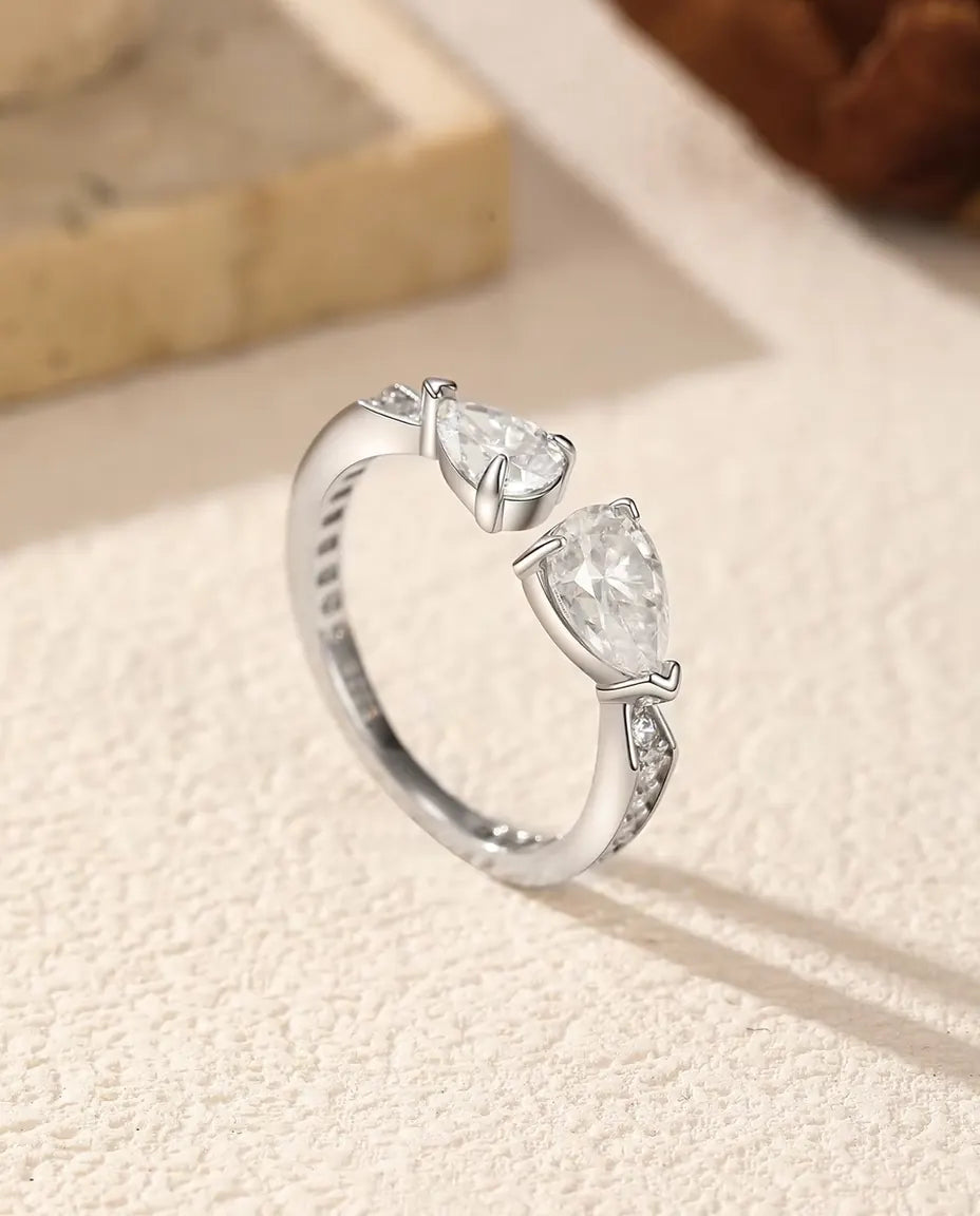 Anello Toi et Moi Moissanite in Argento 925 - in piedi su una superficie chiara ruvida