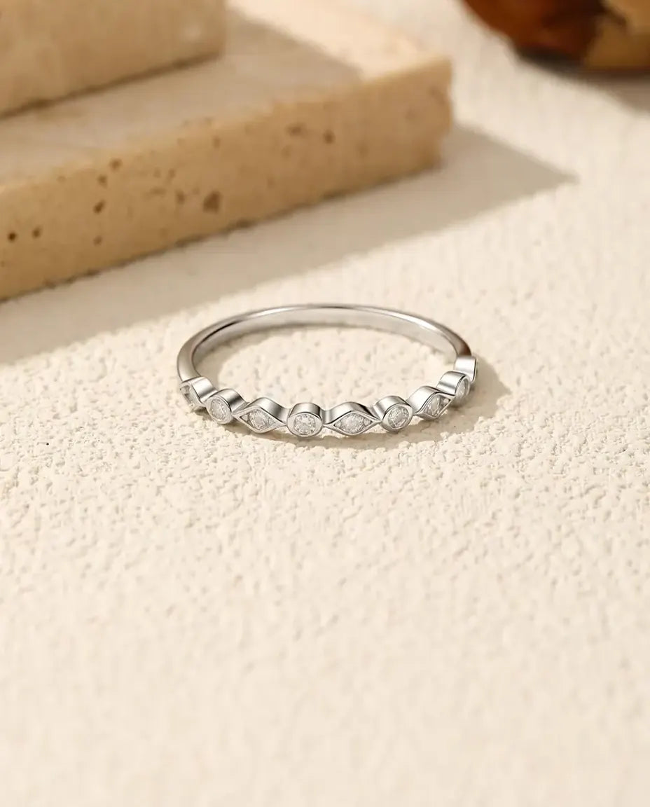 Anello veretta in moissanite - Argento 925, 9 pietre alternate tonde e navette, sottile da impilare, misure 5-9