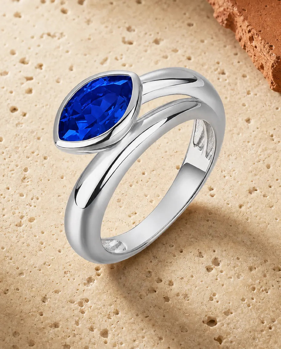 Anello Zaffiro Marquise Creato in Laboratorio – Castone Orizzontale su Fascia Larga, Argento 925