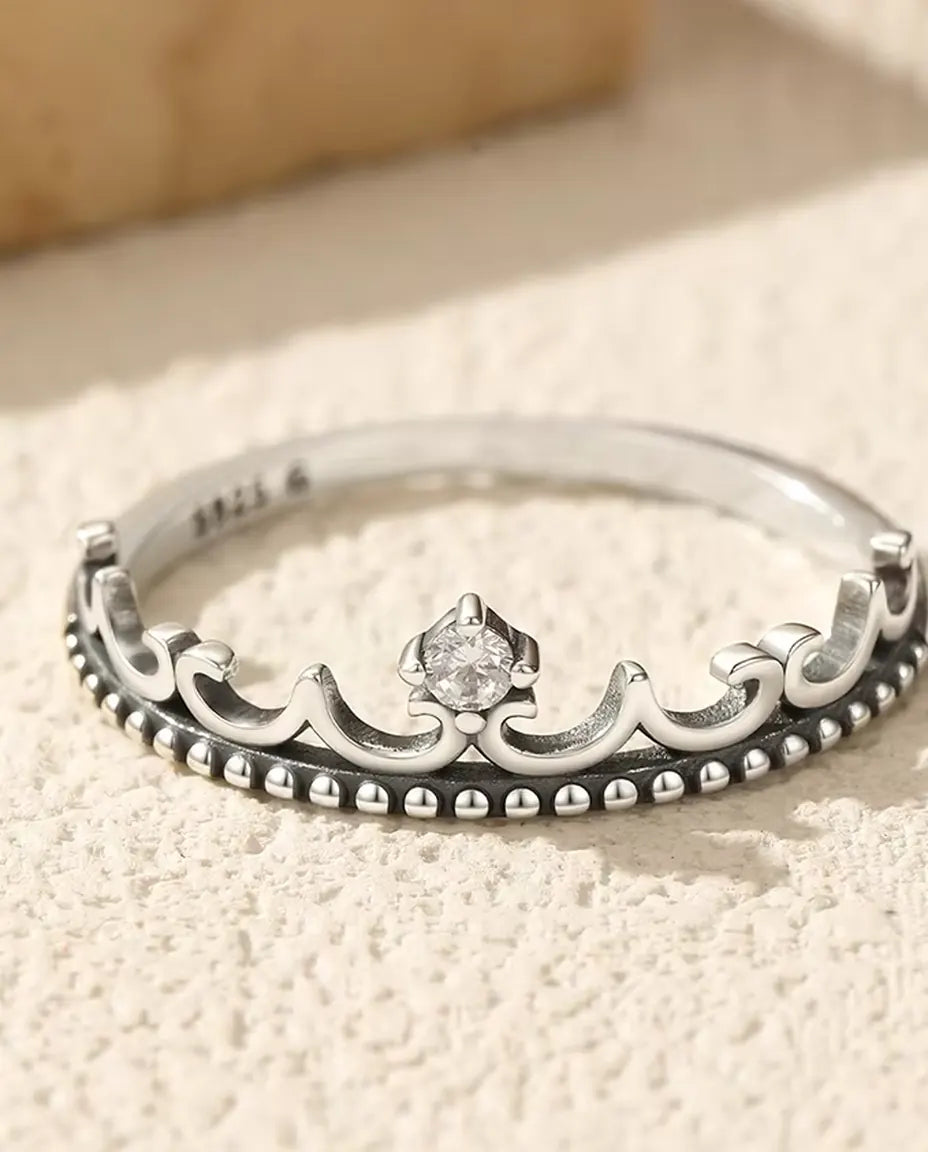 Anello tiara in zirconia – corona brunita con bordo perlinato e pietra da 2 mm, argento 925, misure 5-9