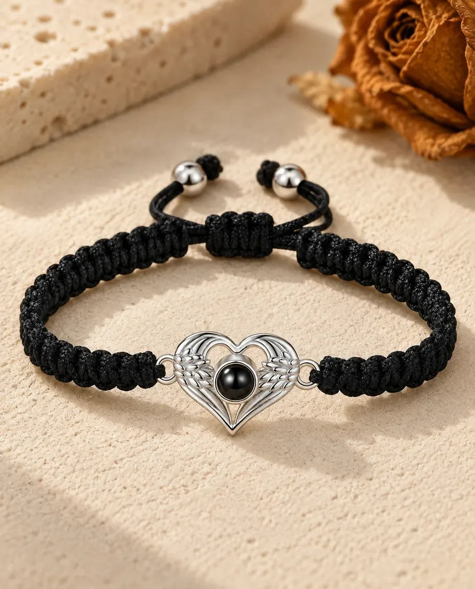 Bracciale con Foto Dentro Cuore con Ali d'Angelo - disteso in piano