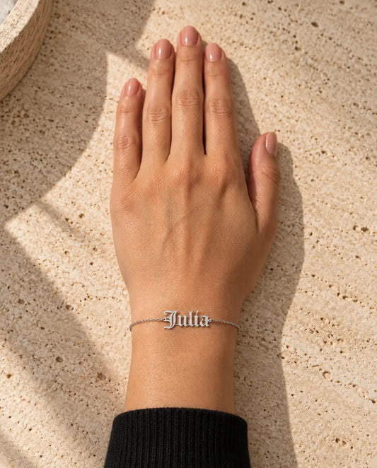 Bracciale con nome in stile gotico Old English - indossato da una modella