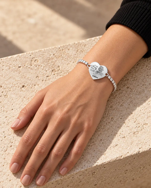 Donna che indossa al polso il bracciale argentato con cuore e foto incisa