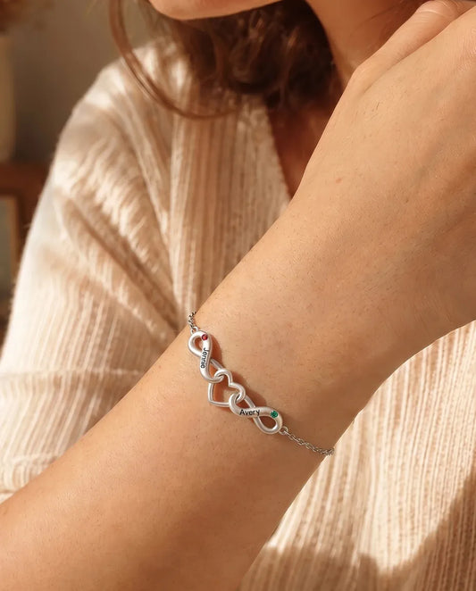 Bracciale Infinito Personalizzato 2 Nomi - due nodi infiniti attorno a un cuore e due pietre portafortuna - indossato da una modella