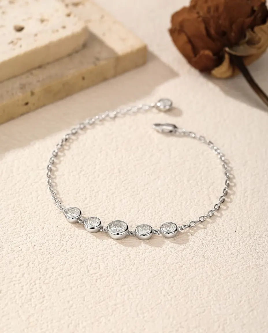 Bracciale Moissanite a Castone Chiuso in Argento 925 - adagiato morbido su una superficie chiara, con chiusura e prolunga
