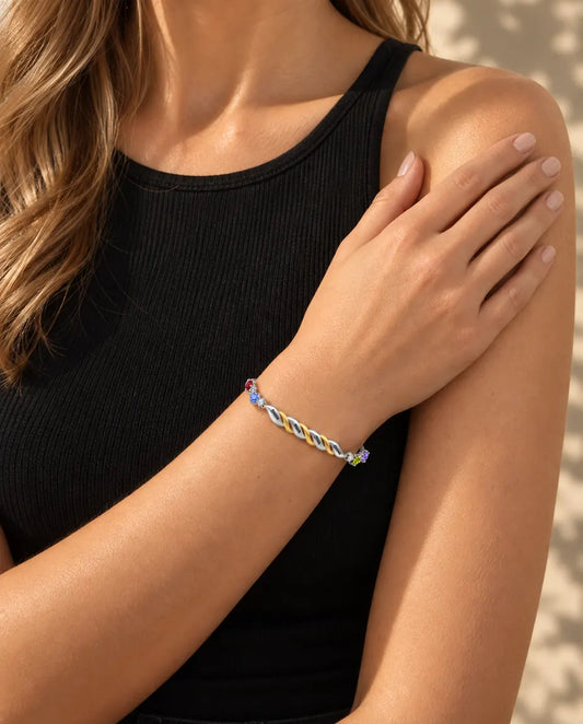 Bracciale Personalizzato per la Mamma con 2-4 Pietre di Nascita a Cuore e Nomi Incisi - indossato da una modella