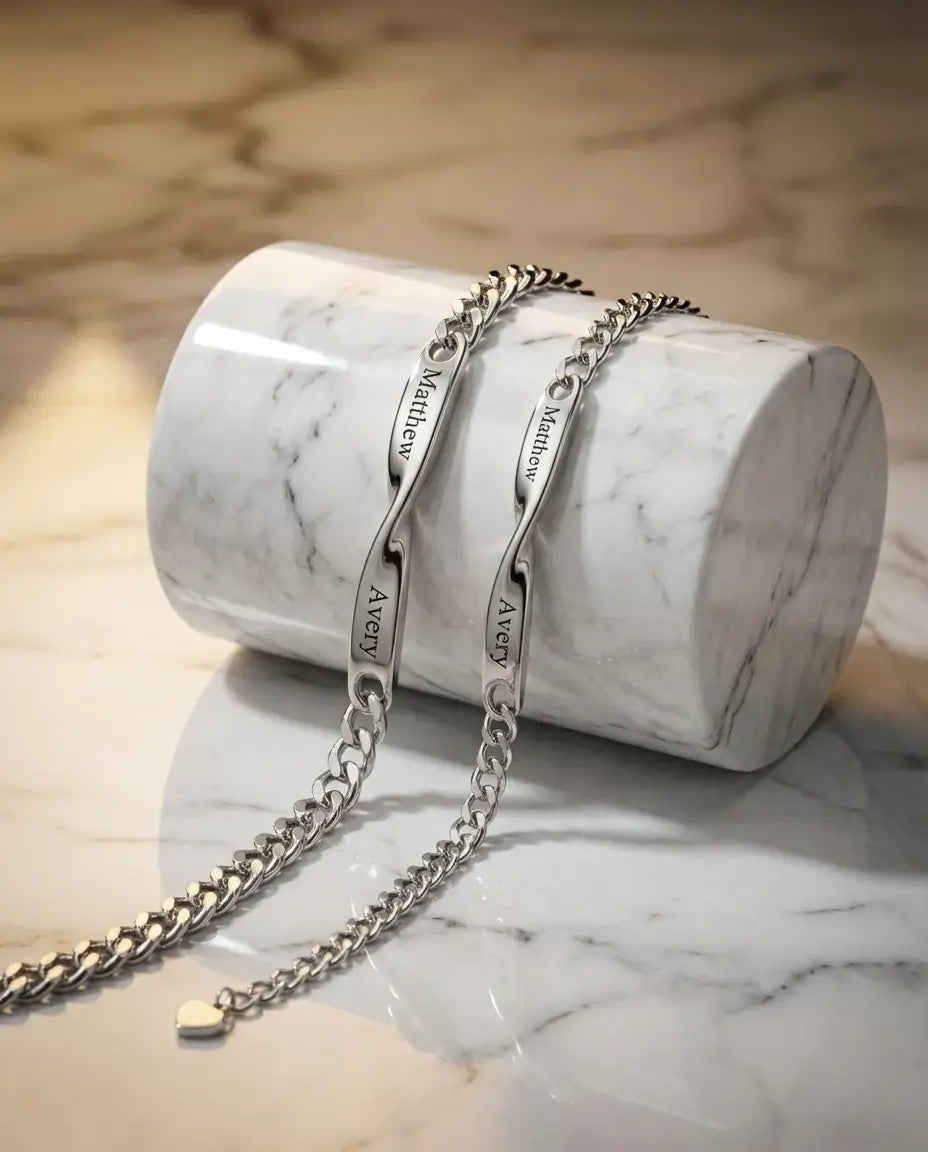 Bracciali di coppia in acciaio con barra infinito e due nomi incisi, set abbinato per lei e per lui