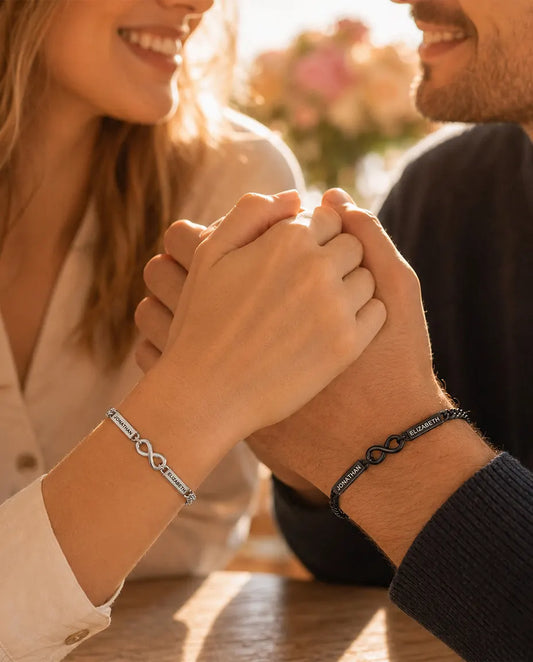 Bracciali di Coppia Personalizzati con 2 Nomi Incisi - Bracciali Infinito Abbinati Argentato e Nero - indossati da una coppia mano nella mano