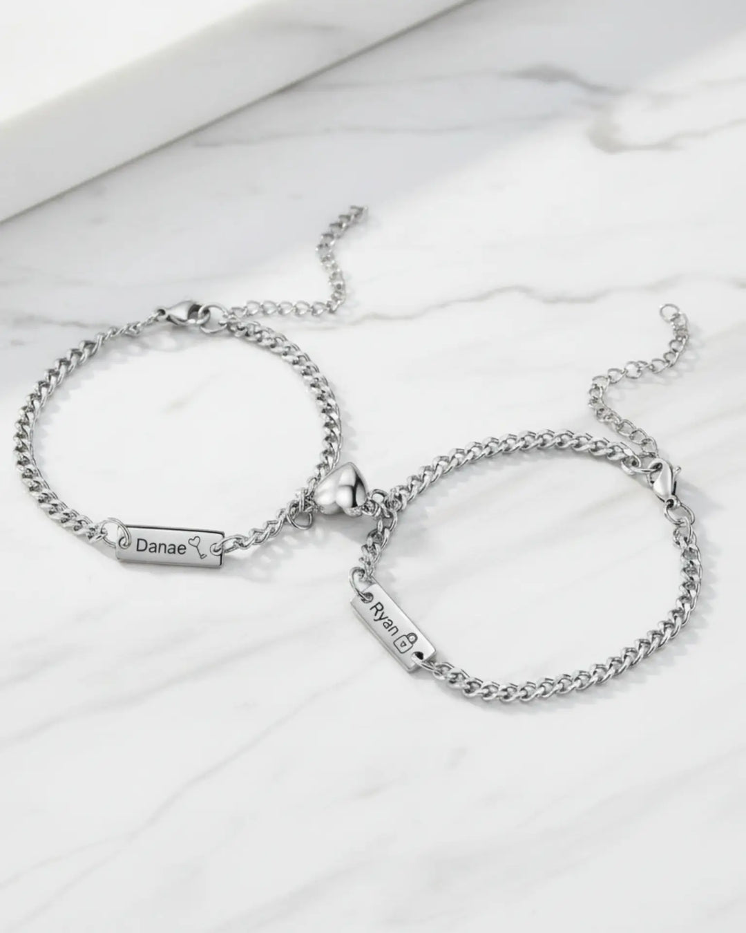 Bracciali di Coppia Lucchetto e Chiave Magnetici – Catena Grumetta con Targhette Incise, Set da 2