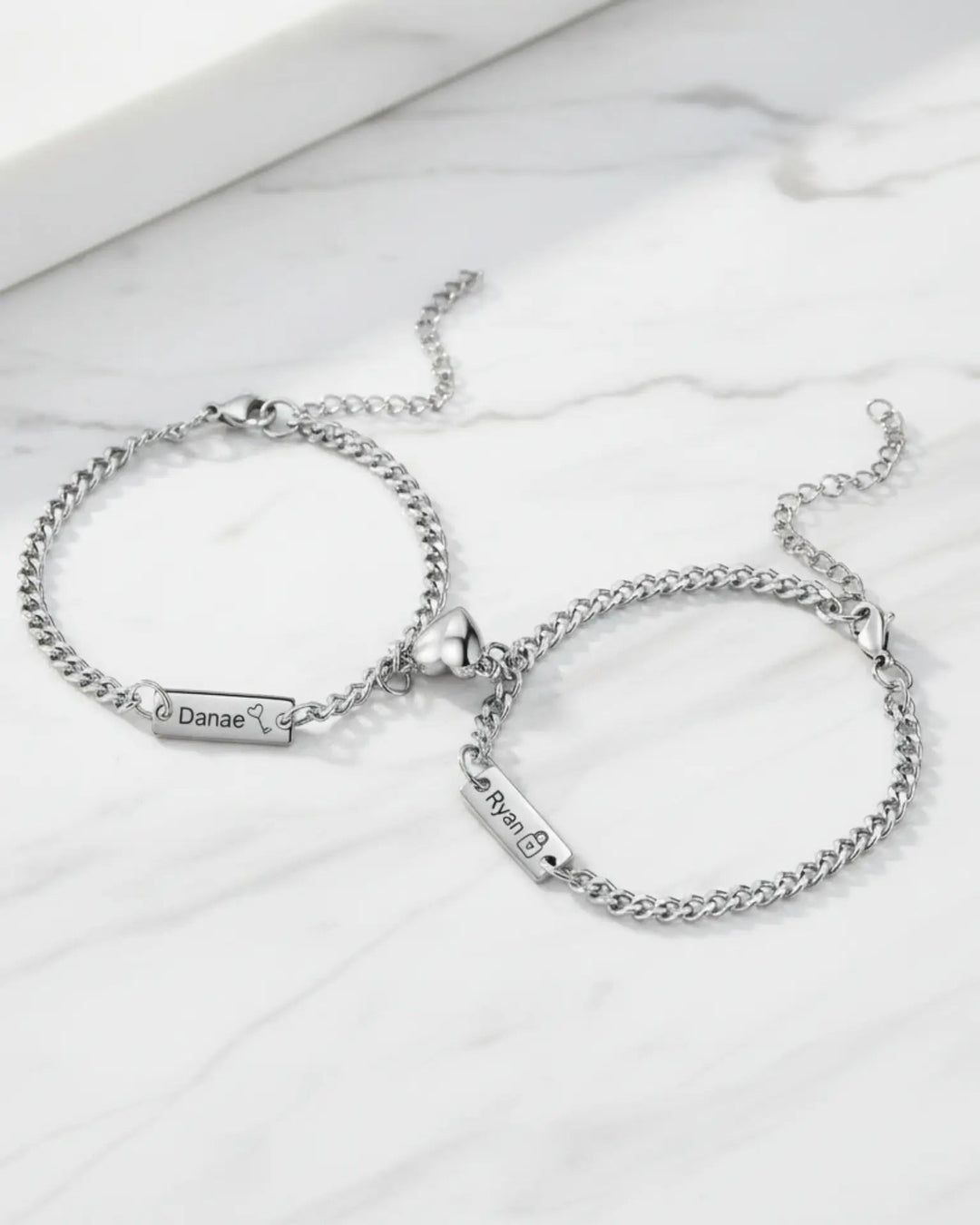 Bracciali di Coppia Lucchetto e Chiave Magnetici – Catena Grumetta con Targhette Incise, Set da 2