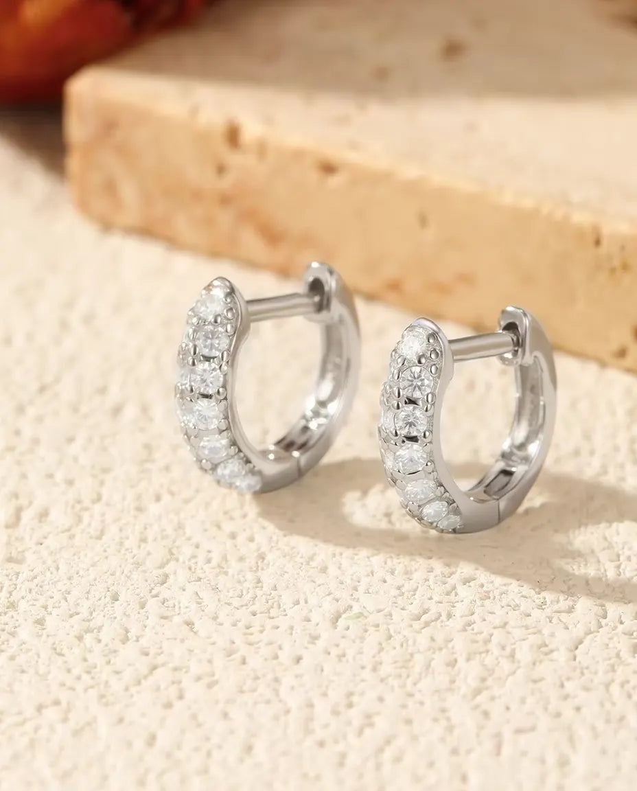 Orecchini a Cerchio Huggie in Moissanite da Donna - 11 mm con pavé di 26 pietre colore D, argento 925