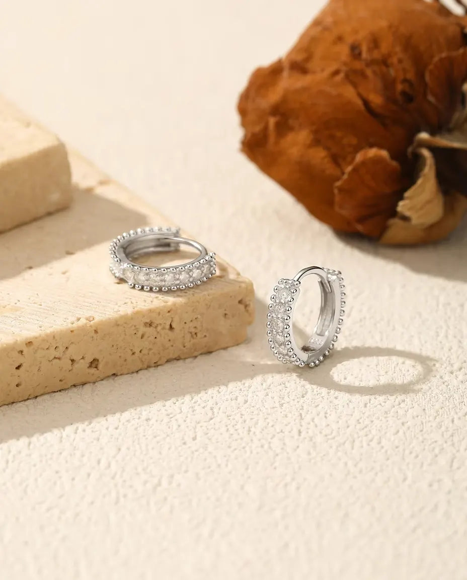 Cerchietti con Moissanite 12 mm – orecchini a cerchio con bordo perlato in argento 925 e 14 pietre colore D da 0,017 ct