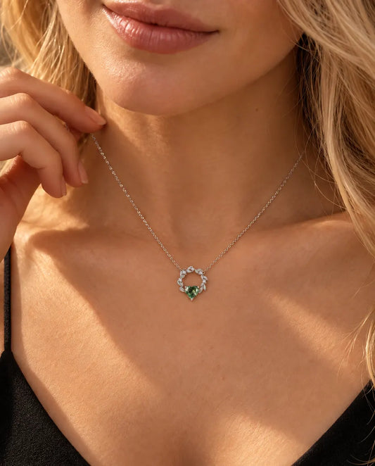 Collana Cuore Agata Muschiata in Argento 925 - indossata da una modella con la mano sul collo