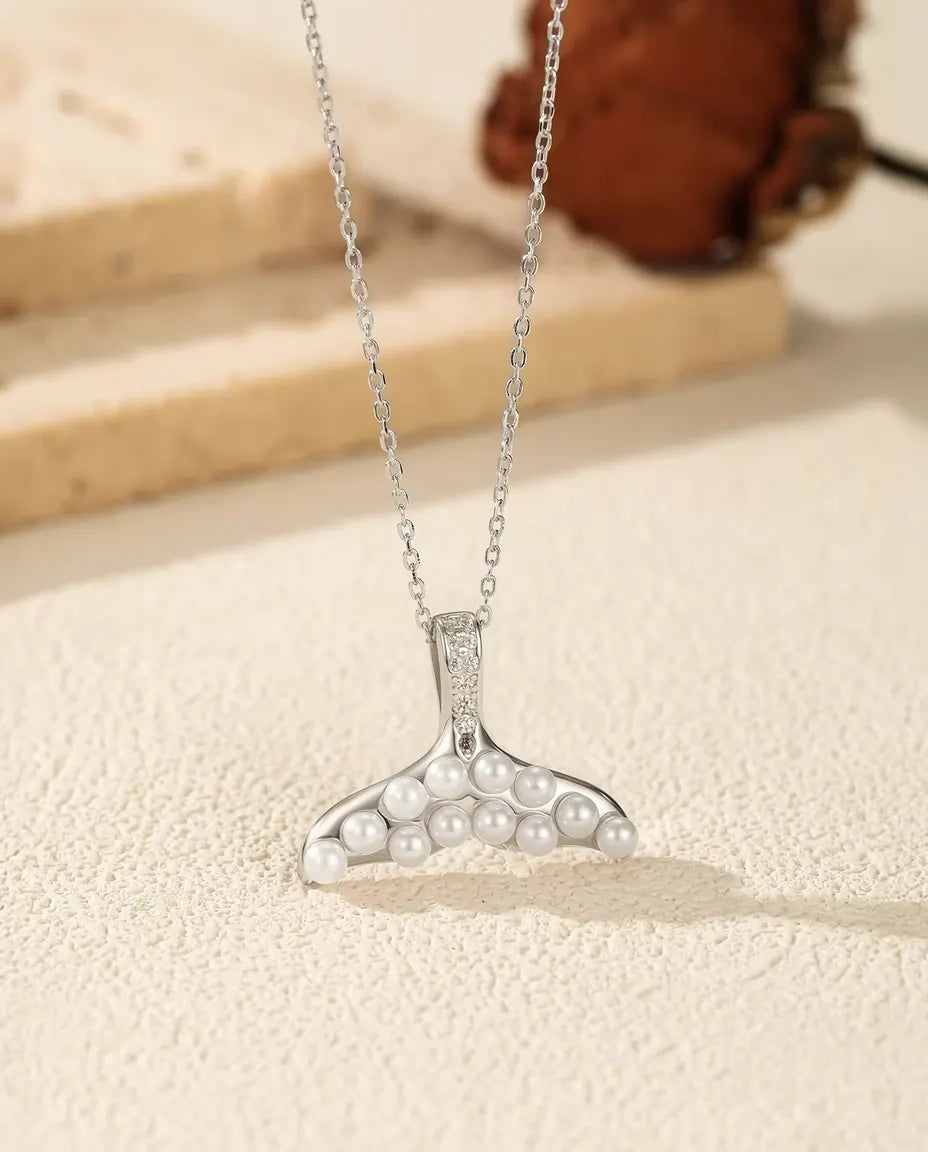 Collana Coda di Balena con Perle Bianche - pinna in argento e appiccagnolo pavé, catena 40+5 cm, argento 925