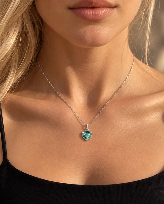 Collana con Ciondolo Cuore in Agata Muschiata e Argento 925 - indossata da una modella, primo piano sulla clavicola