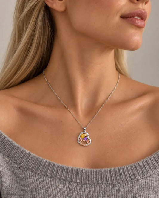 Collana Mamma Personalizzata a Cuore con Rosa - indossato da una modella