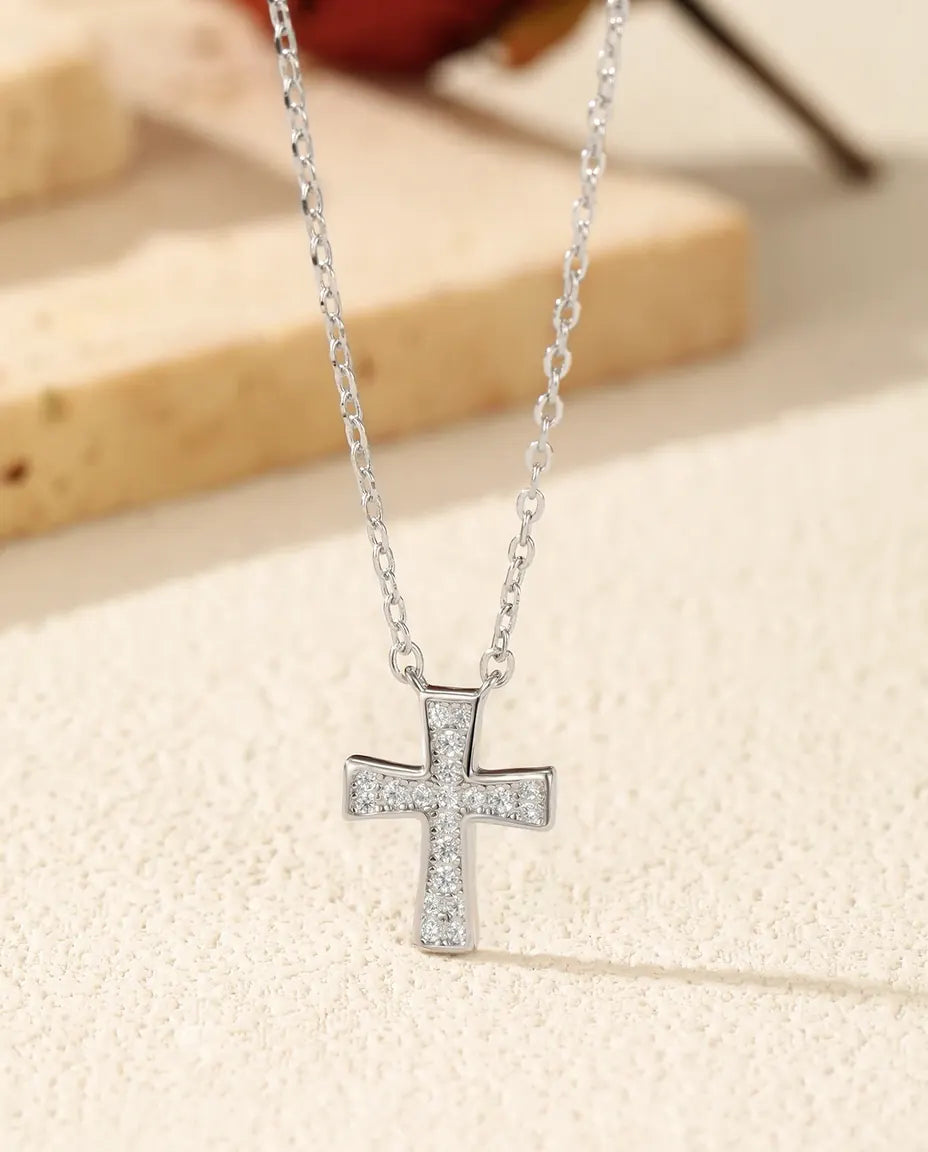 Collana Moissanite Croce Sottile – 8 pietre colore D VVS1 in argento 925, ciondolo 10 x 12 mm